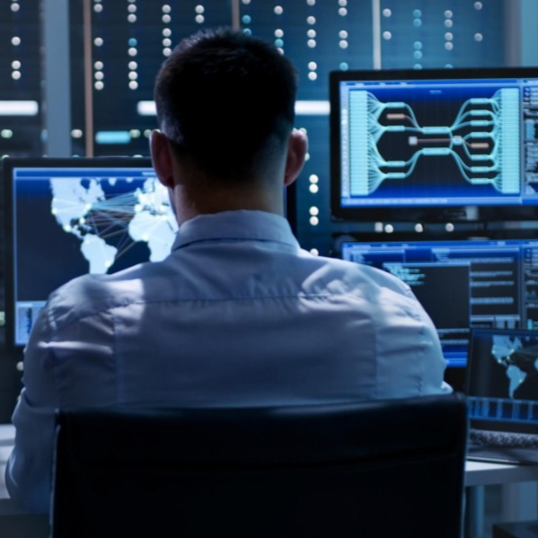 Mann am Computer in Ausbildung Netzwerkadministration