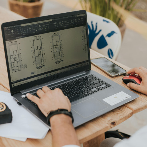 une personne est entrain de créer des plan sur un logiciel