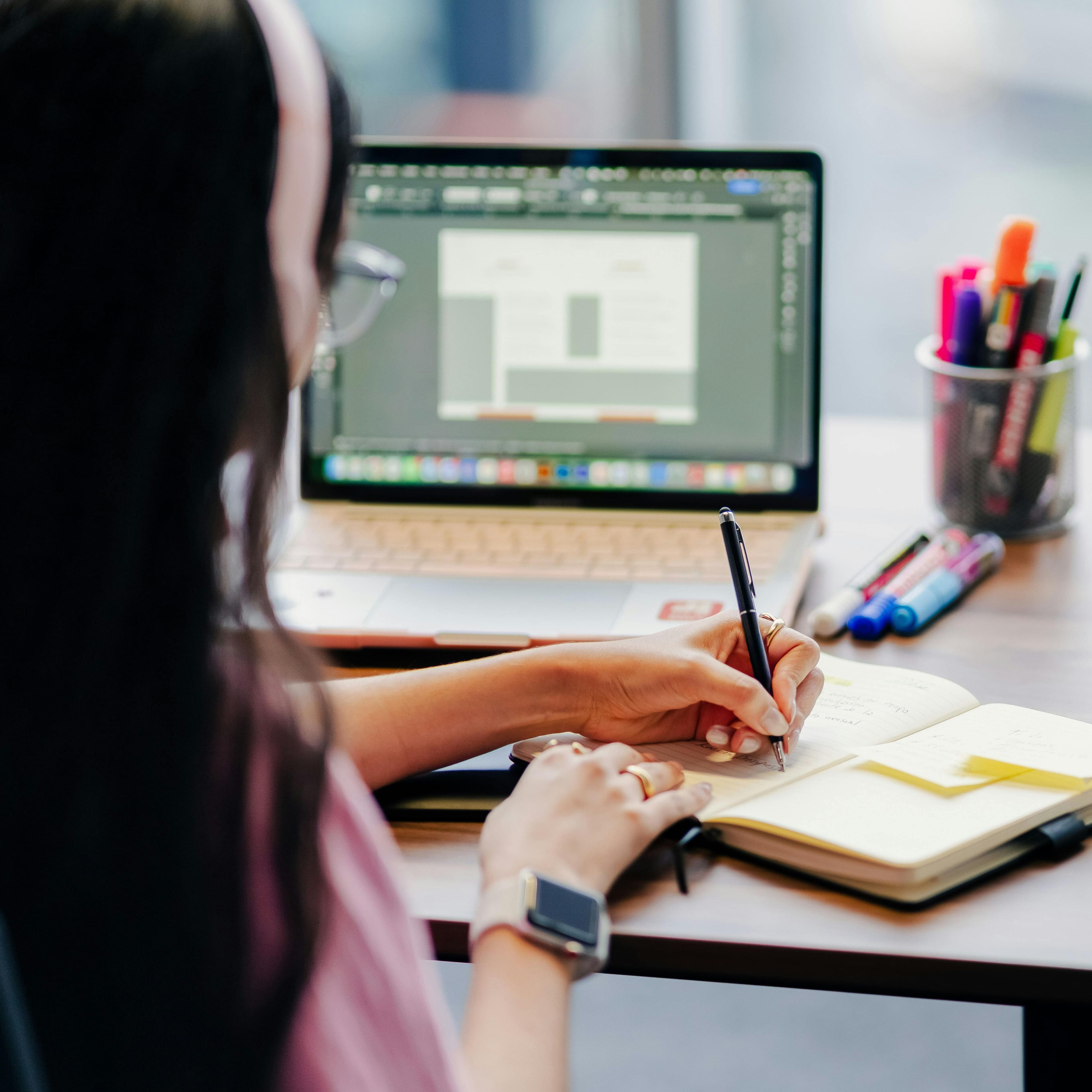 femme qui se forme sur un logiciel informatique