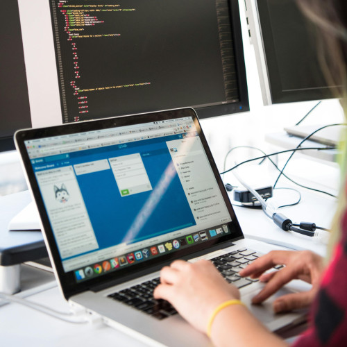 Frau, die eine Programmier-Software verwendet