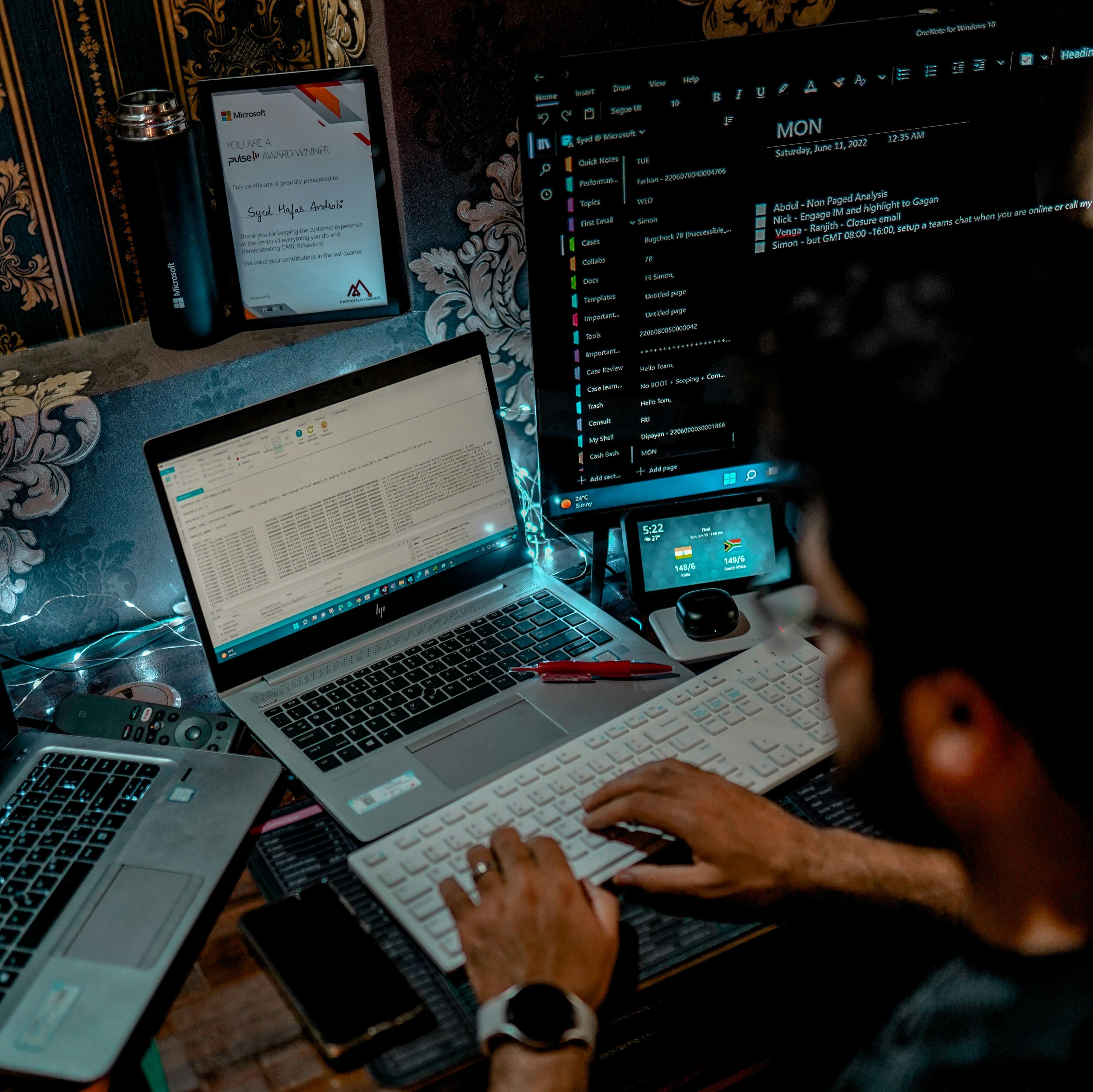 Homme qui réalise de la programmation sur PC