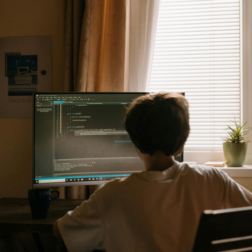 Person am Computer, die programmiert
