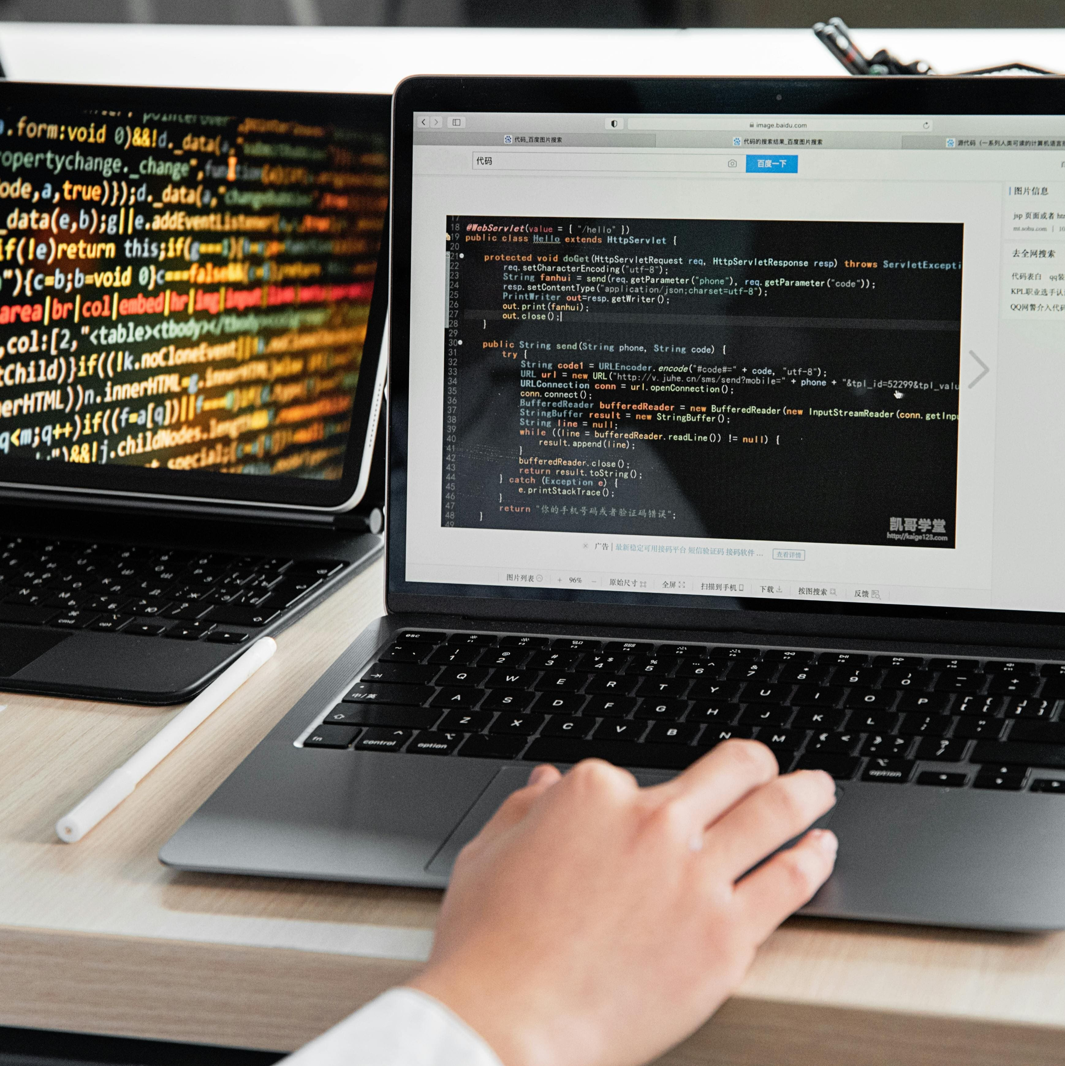 Person, die einen Laptop mit einer Programmier-Software verwendet
