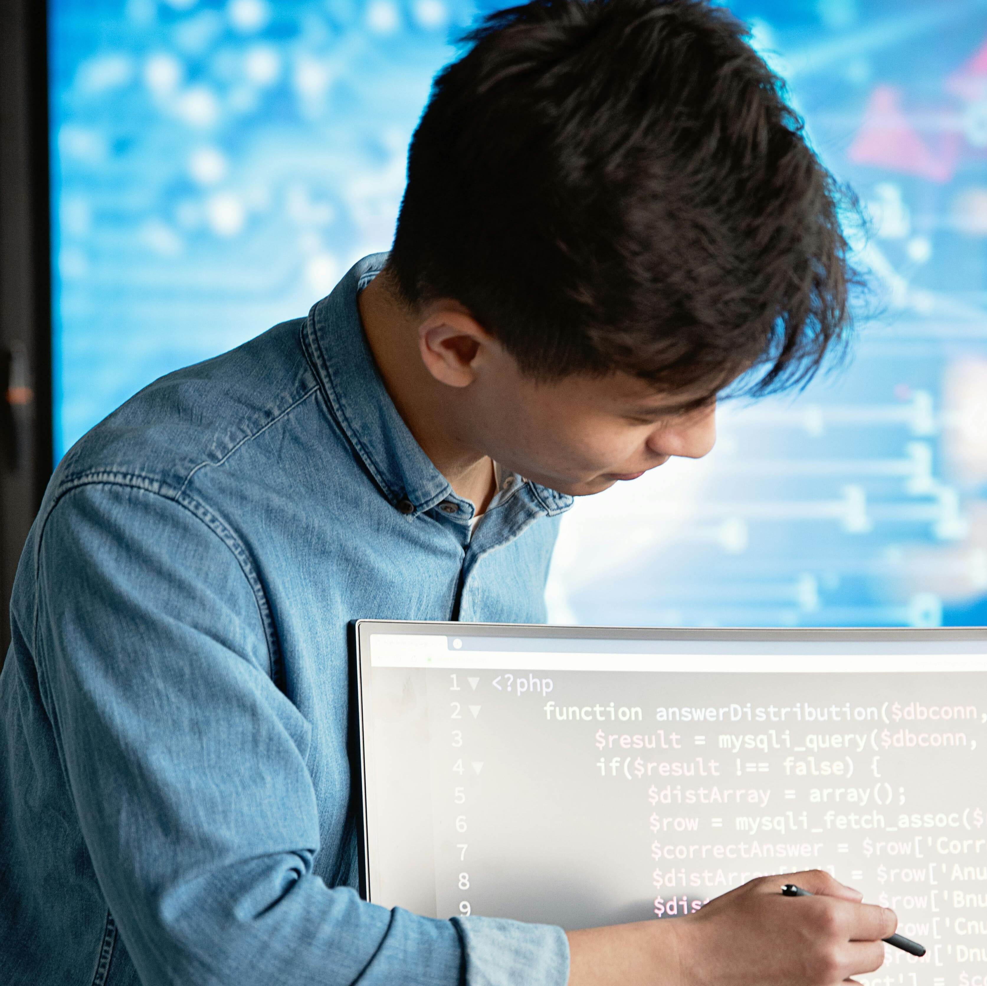 Homme utilisant un logiciel informatique