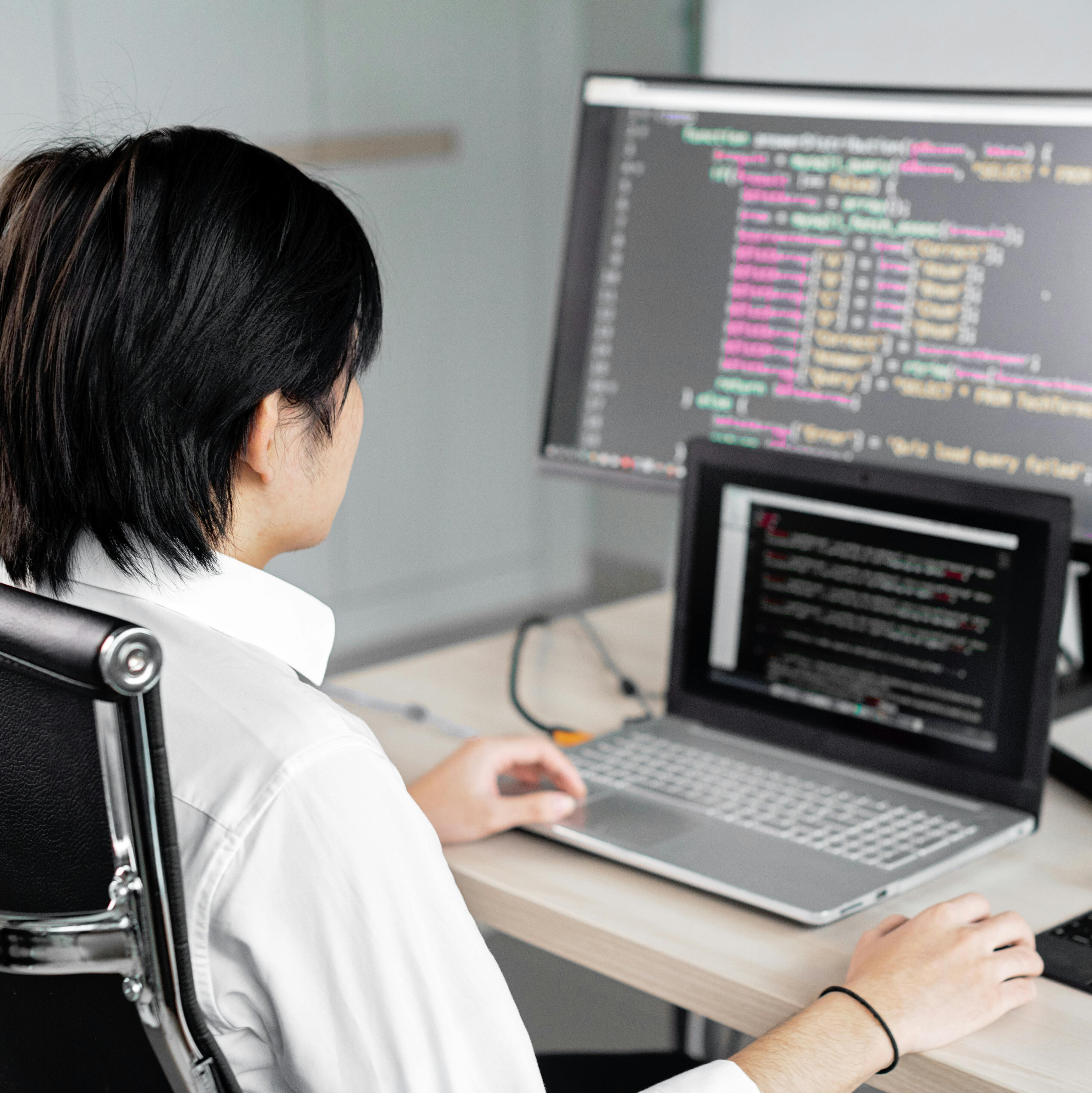 personne utilisant un ordinateur pour logiciel